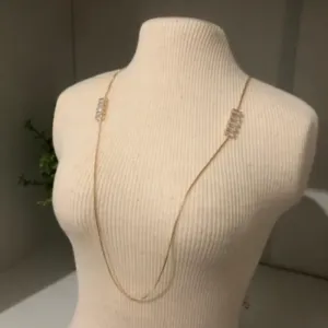 Colar 70cm com Baguetes em Zircônias Banhada a Ouro 18k