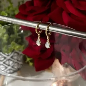 Brinco Argolinha com Pingente Gota Pérola Banhada a Ouro 18k