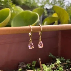 Brinco Argolinha com Pingente Gota Rosa Banhado a Ouro 18k