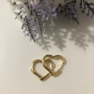 Brinco Argolinha Coração Liso G Banhado a Ouro 18k