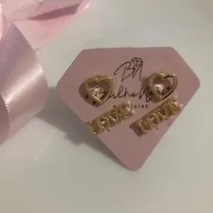 Brinco Duplo Coração e Love Banhado a Ouro 18k