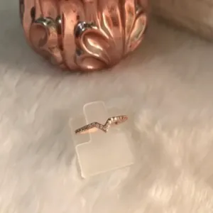 Meia Aliança Ouro Rose Cravejada em V