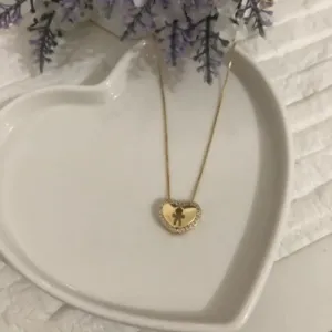 Colar com Pingente Coração Liso com as Bordas Cravejadas em Zircônias Menino Vazado 45cm Banhado em Ouro 18k