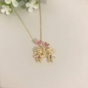 Colar Filhos Casal Segurando Balão 45cm + 5cm Banhado a Ouro 18k
