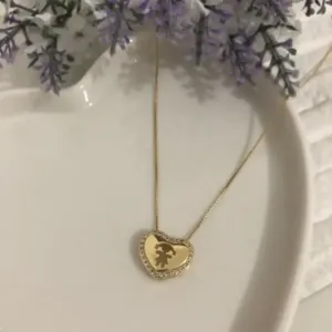 Colar com Pingente Coração Liso com as Bordas Cravejadas em Zircônias Menina Vazada 45cm Banhado em Ouro 18k