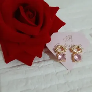Brinco Menina Coração Rosa Banhado a Ouro 18k