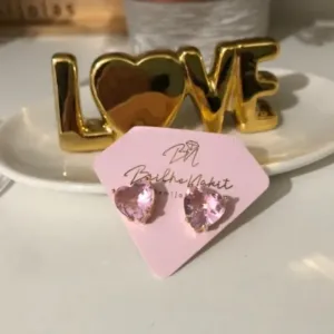 Brinco Coração Cristal Rosa Banhado a Ouro 18k