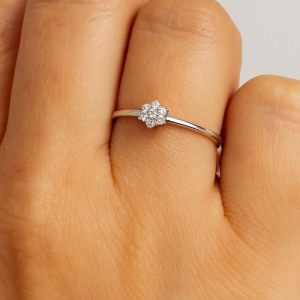 Anel com Mini Flor em Zircônia Banhado a Ródio Branco