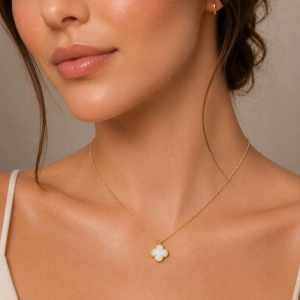 Colar Trevo Branco 45cm + 5cm Banhado a Ouro 18k