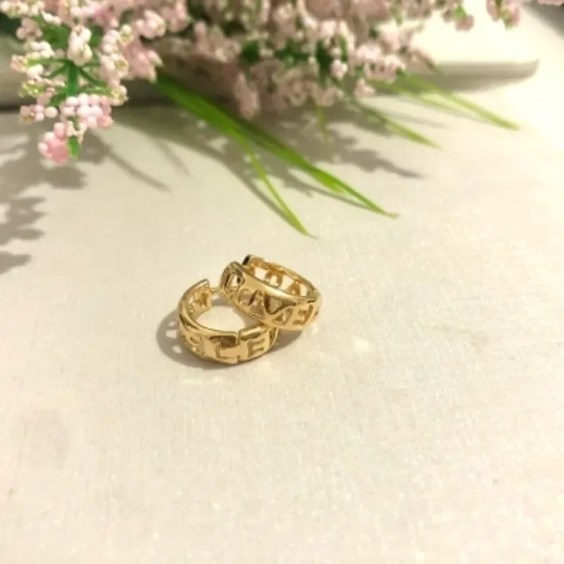 Brinco Argolinha LOVE Banhada a Ouro 18k