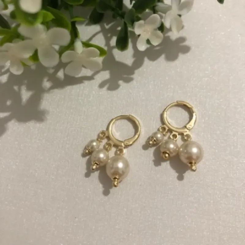 Brinco Argolinha Três Pérolas Banhada a Ouro 18k