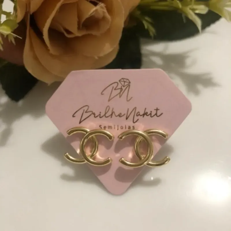 Brinco Chanel Liso Banhado a Ouro 18k