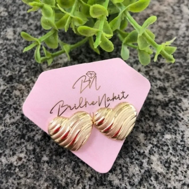 Brinco Coração com Detalhes M Banhado a Ouro 18k