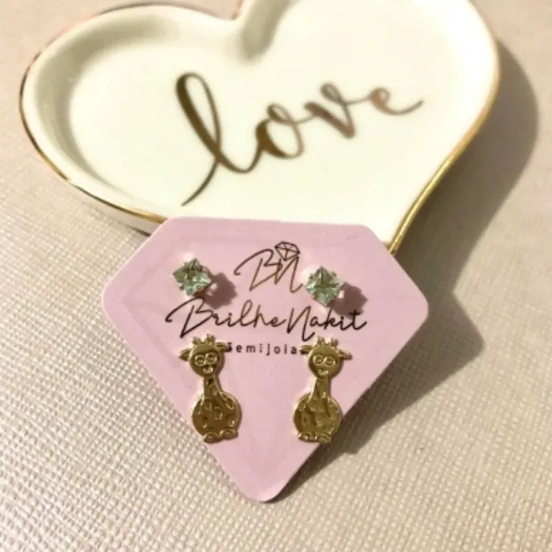 Brinco Duplo Girafa e Ponto de Luz Banhado a Ouro 18k