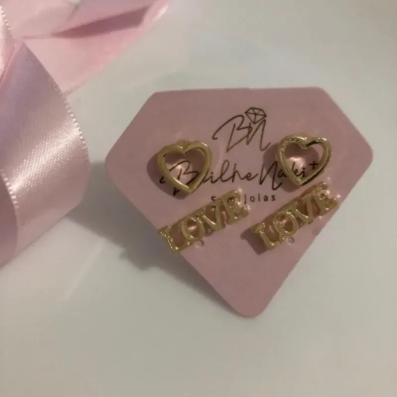 Brinco Duplo Coração e Love Banhado a Ouro 18k