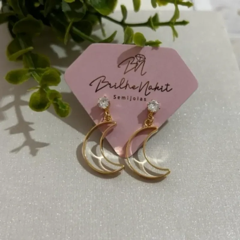 Brinco Ponto de Luz com Pingente Meia Lua Banhado a Ouro 18k