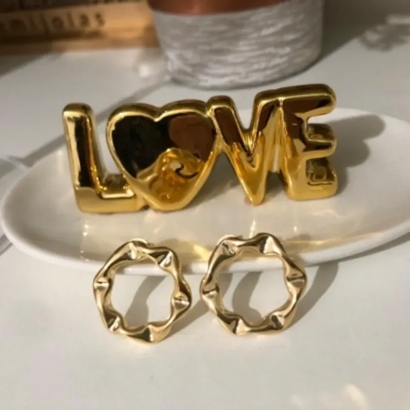 Brinco Redondo Ondulado G Banhado a Ouro 18k