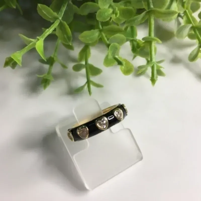 Anel Esm Negro com 5 Corações Ponto de Luz Banhado a Ouro18k