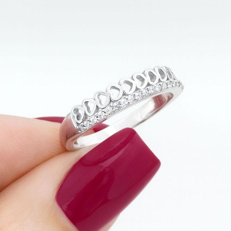 Anel Corações e Fileira de Zircônias Banhado a Ródio Branco