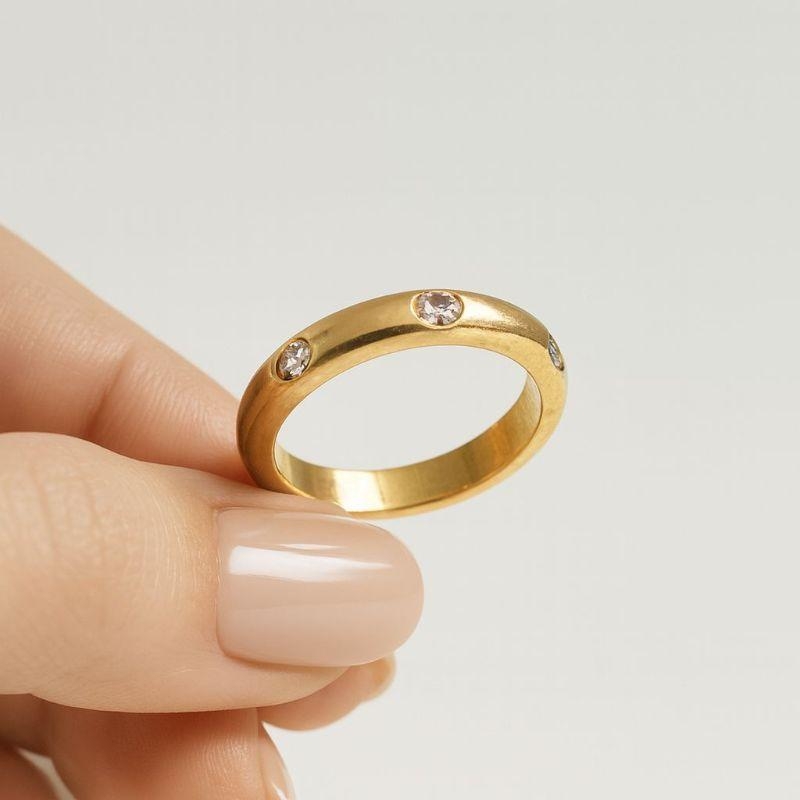 Anel Liso com Três Pedras de Zircôna Banhado a Ouro 18k