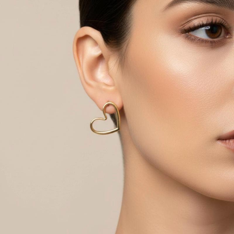 Brinco Coração Vazado Médio Banhado a Ouro 18k