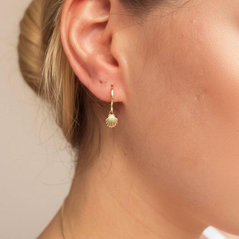 Brinco Argolinha Click Concha do Mar Banhado a Ouro 18k