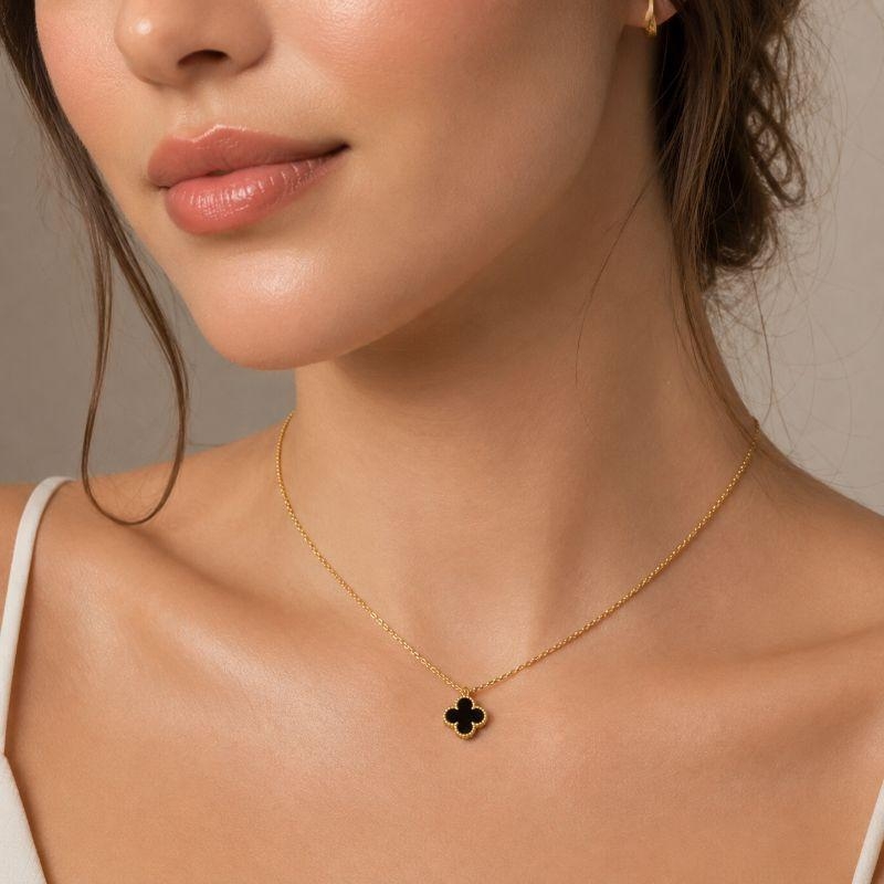 Colar Trevo Preto 45cm + 5cm Banhado a Ouro 18k