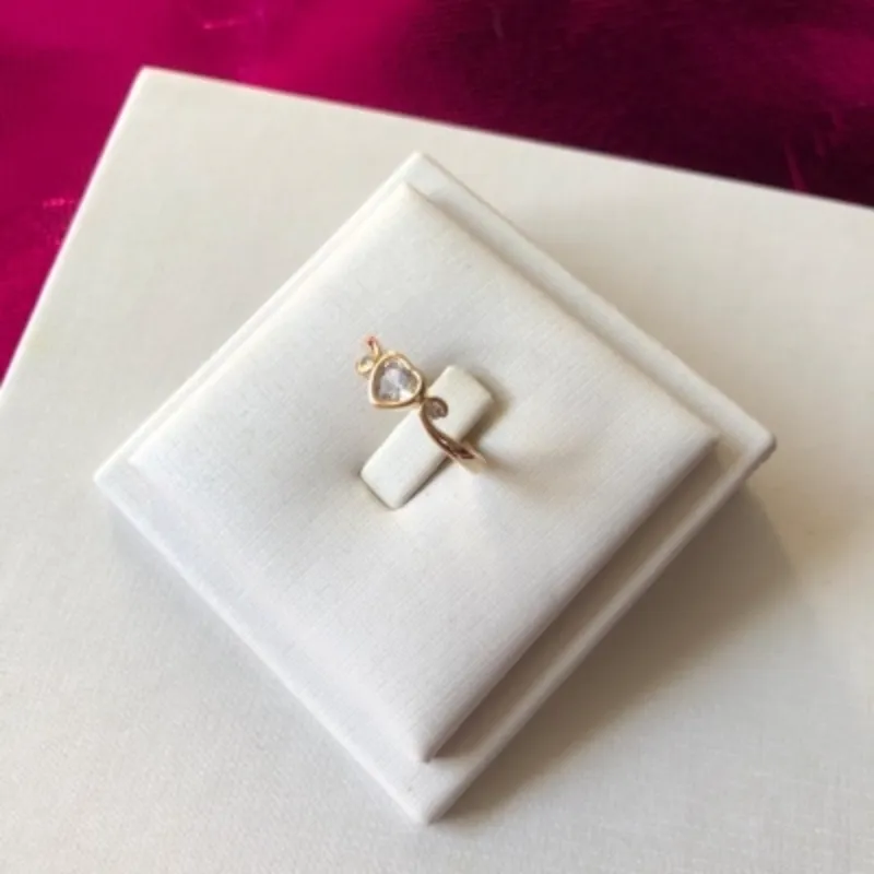 Anel com Coração e Duas Pedras de Zircônia Banhada a ouro 18k