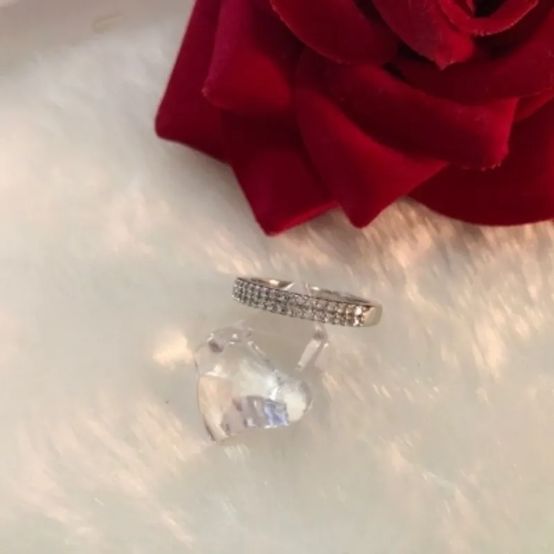 Meia Aliança Cravejada em 4 Filetes Zircônia Banhadas Ródio Branco