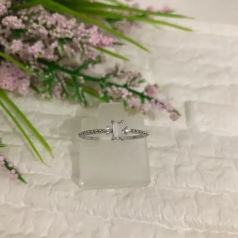 Anel Aro Trabalhado com Cristal Retangular e Duas Pedrinhas de Zircônia Banhado a Ródio Branco