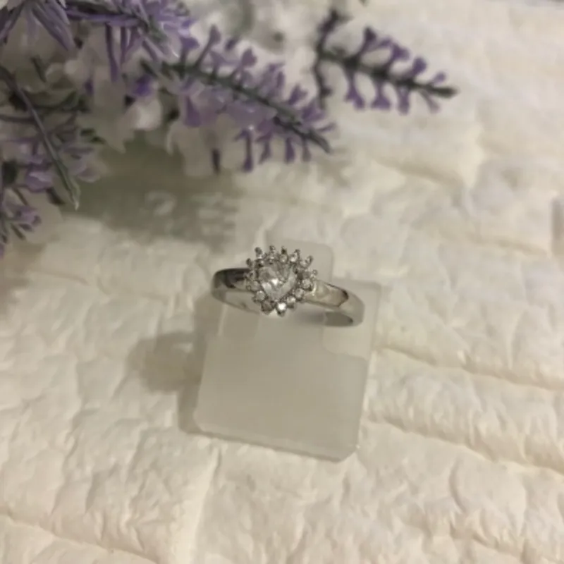 Anel com Zircônia em Formato de Coração Cravejado Banhado a Ródio Branco