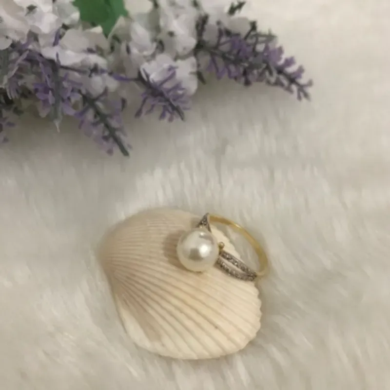 Anel de Pérola Cravejado com Microzirconias Banhado a Ouro 18k