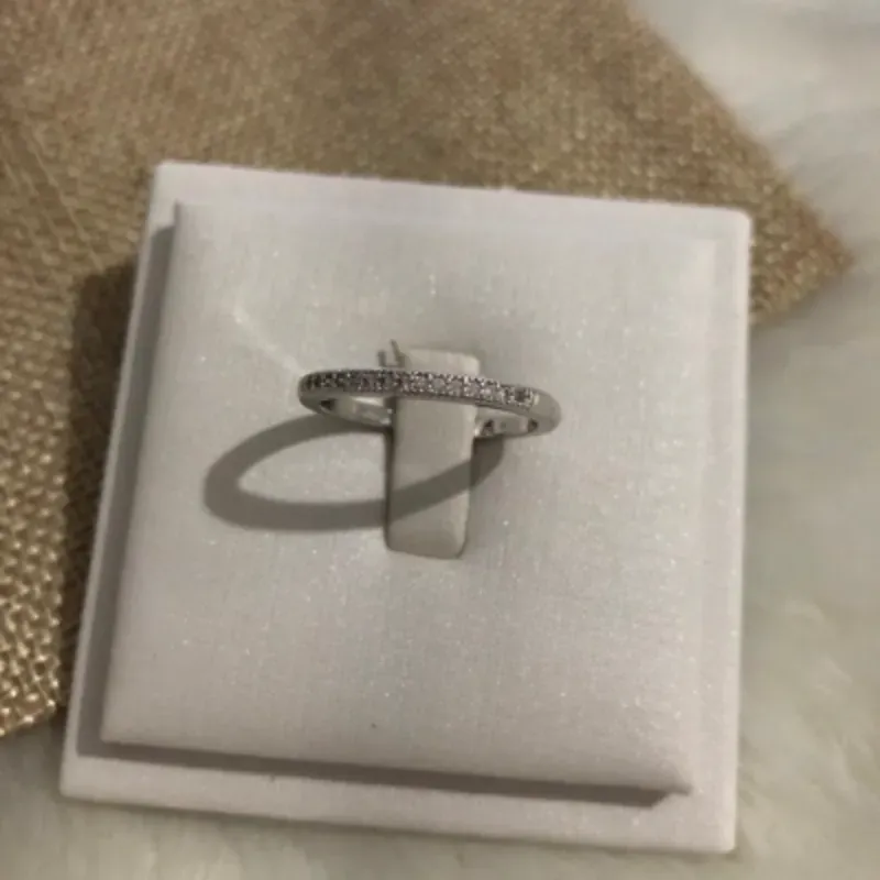 Anel Meia Aliança Cravejada com Zircônia Banhado a Ródio Branco