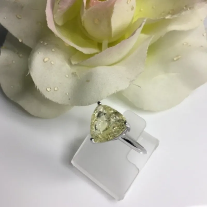 Anel Solitário Triangulo Yellow Fuison Banhado a Ródio Branco