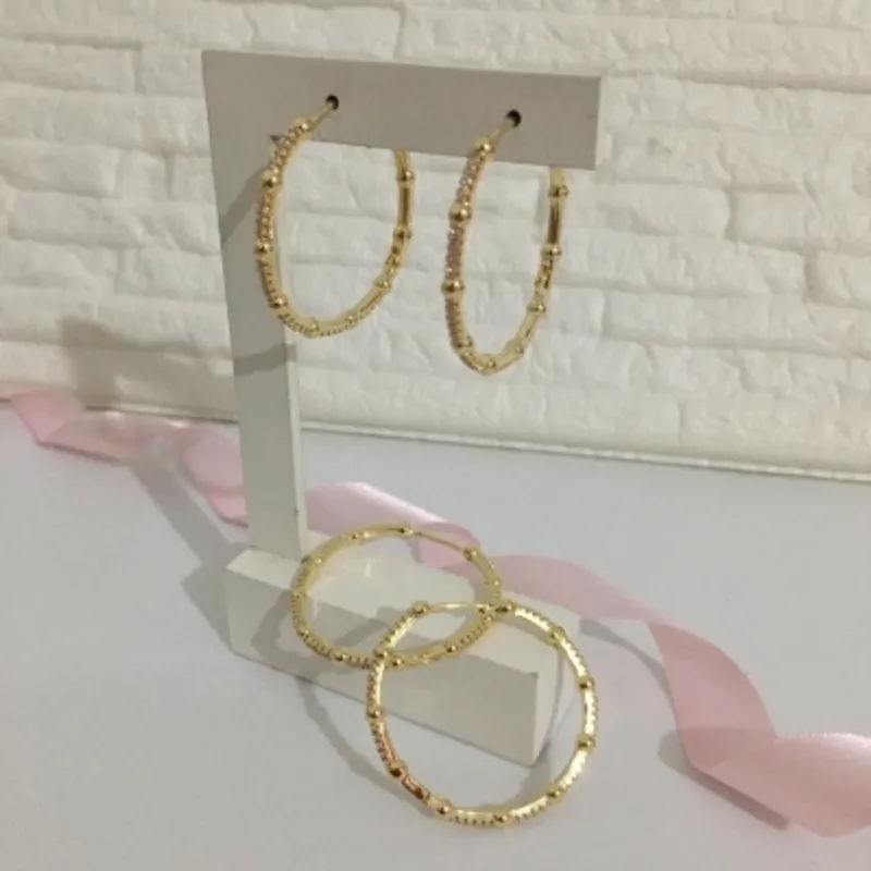 Brinco Argola Média Click Cravejada em Microzicornias Banhado a Ouro 18k