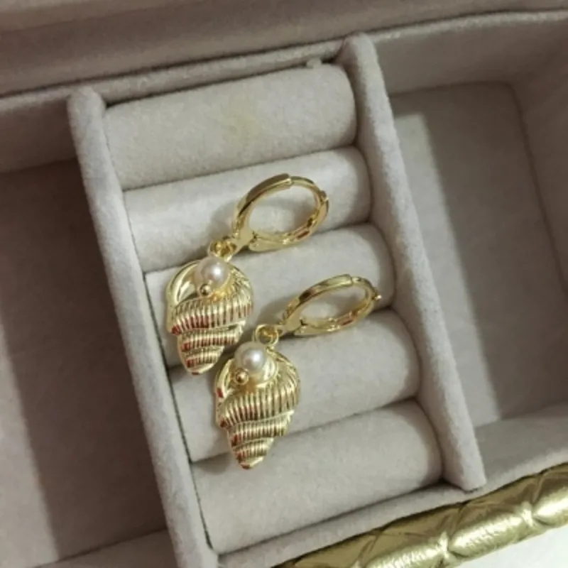 Brinco Argolinha com Pingente Concha e Pérola no Banho Ouro 18k