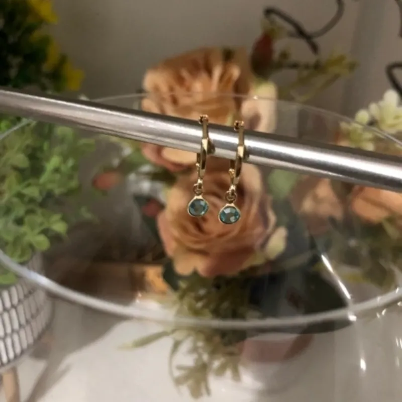 Brinco Argolinha com Pingente Cristal Acqua Marine 4mm Banhado a Ouro 18k