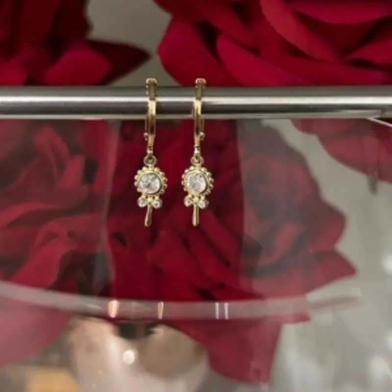 Brinco Argolinha com Pingente Flor com Zircônia Banhada a Ouro 18k