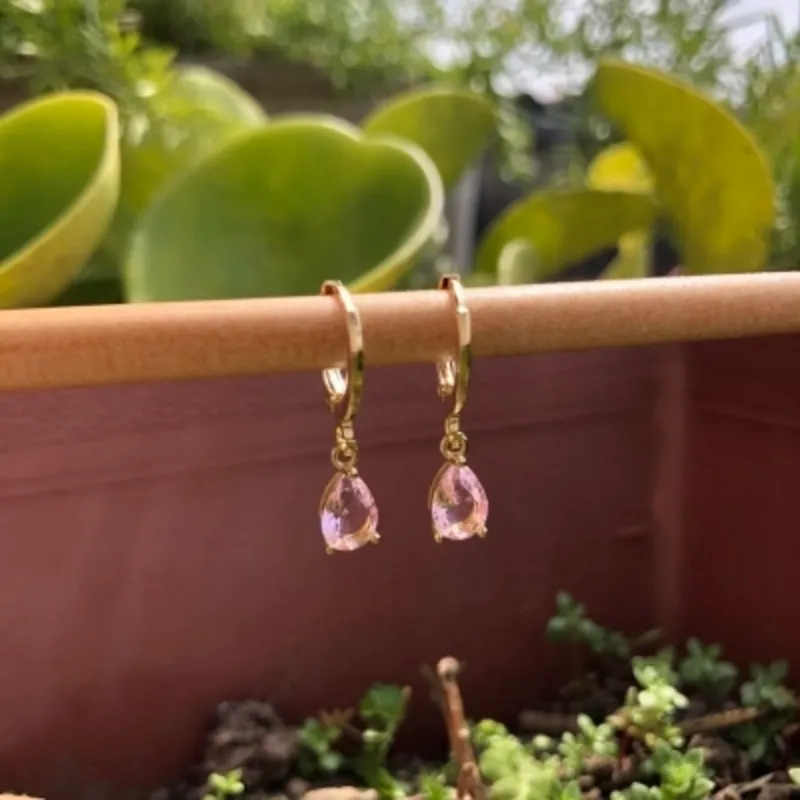 Brinco Argolinha com Pingente Gota Rosa Banhado a Ouro 18k