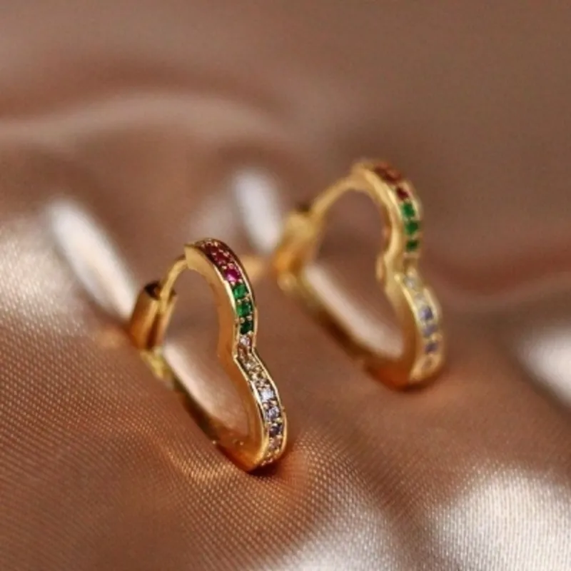 Brinco Argolinha Coração Cravejado em Zircônia Color Banhado a Ouro 18k