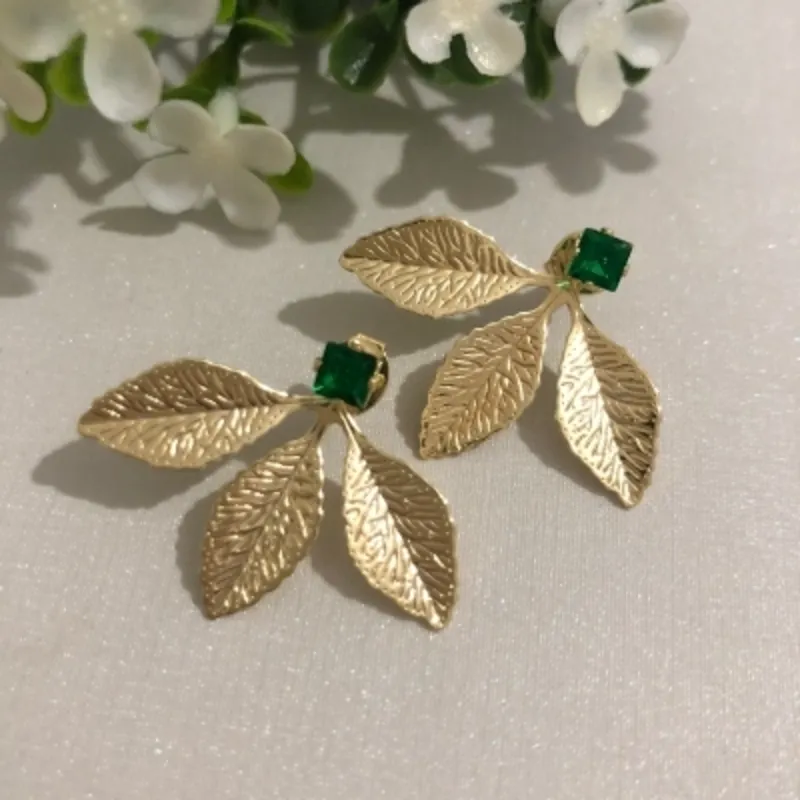 Brinco Cristal Esmeralda e Ramo de Folhas Banhado a Ouro 18k