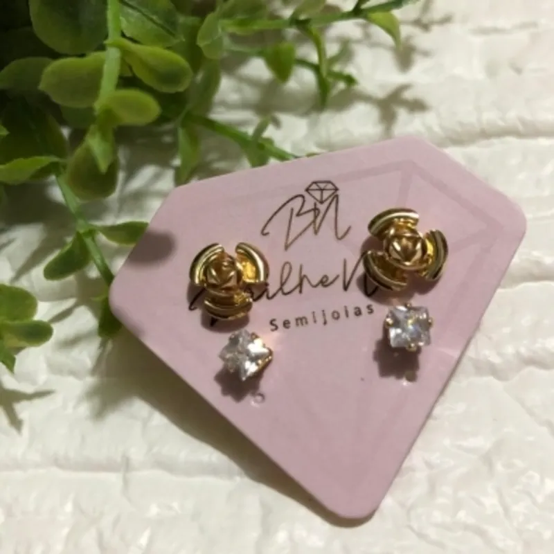 Brinco Dourado Duplo Flor e Ponto de Luz Banhado a Ouro 18k