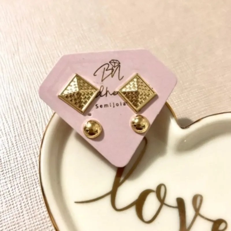 Brinco Duplo Pirâmide e Meia Bolinha Lisa Banhado a Ouro 18k