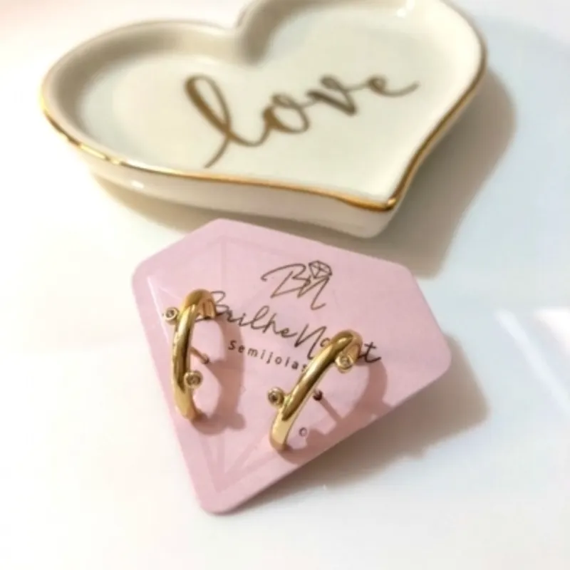 Brinco Dourado Ear Hook com Duas Pedrinhas de Zircônia Banhado a Ouro 18k