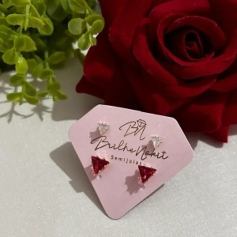 Brinco Duplo Ponto de Luz Triângulo Rubi e Cristal Banhado a Ouro 18k