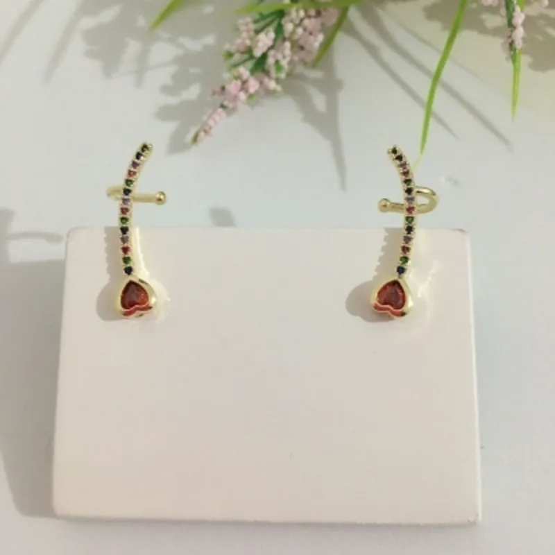Brinco Ear Cuff Coração Rubi Cravejado em Microzirconias Color Banhado a Ouro 18k