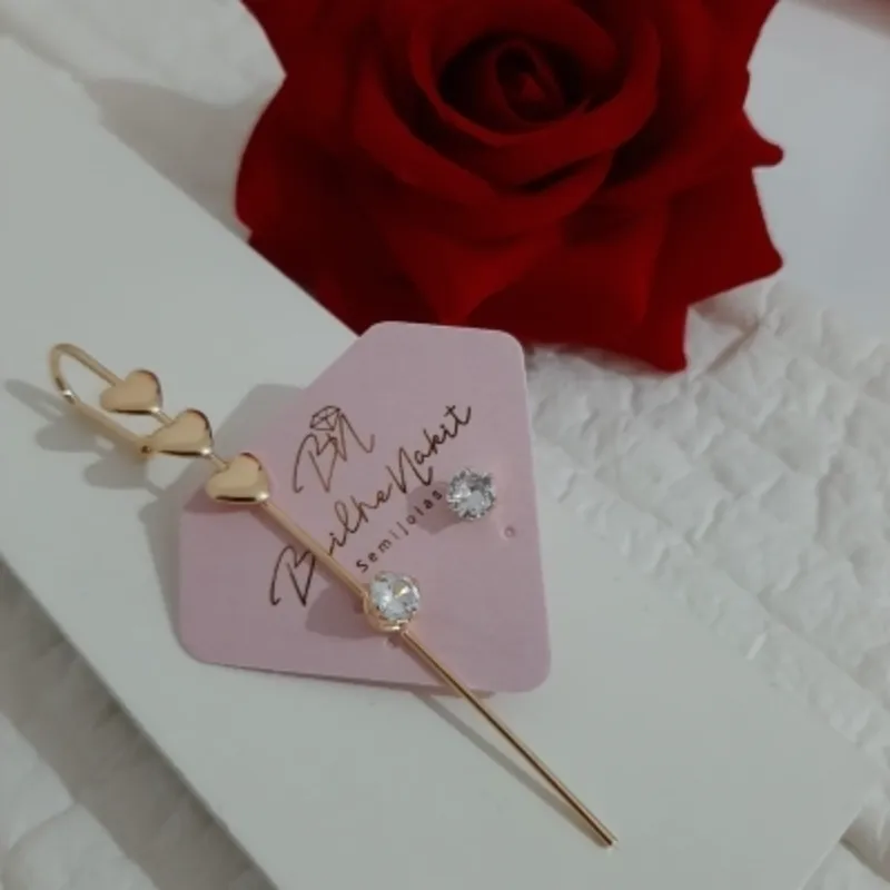 Brinco Ear Pin 3 Corações com Pedra Zircônia e Ponto de Luz Banhado a Ouro 18k