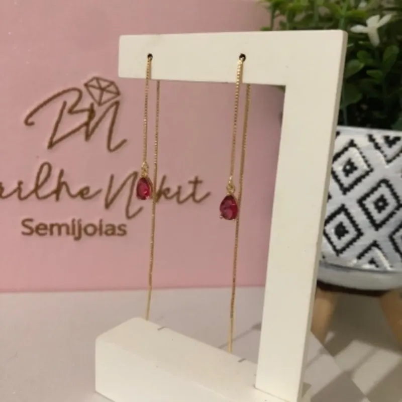 Brinco Fio Passante Gota Rubi Banhado a Ouro 18k