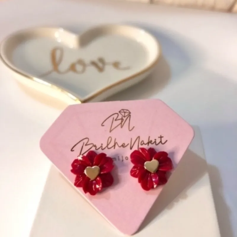 Brinco Flor de Resina Vermelho Banhado a Ouro 18k