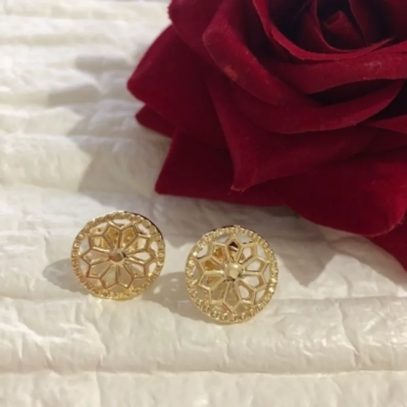 Brinco Flor Vazada Banhada a Ouro 18k